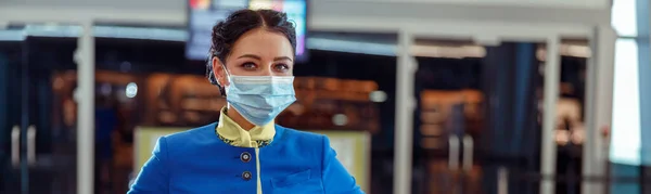 Γυναίκα Αεροσυνοδός Φορώντας Προστατευτική Μάσκα Προσώπου Και Στολή Αεροσυνοδού Ενώ — Φωτογραφία Αρχείου