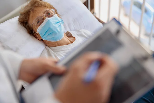 Zieke Patiënt Luistert Artsen Aanbevelingen Voor Behandeling Tijdens Het Liggen — Stockfoto