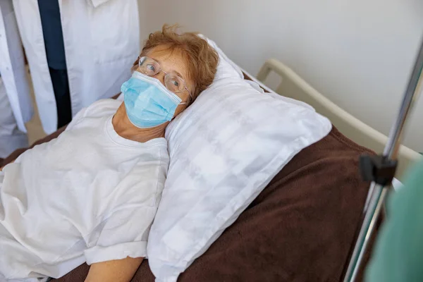 現代医療クリニックの病棟マスクのシニア女性患者 高品質の写真 — ストック写真