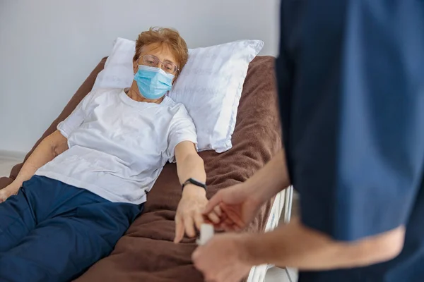 Krankenschwester Überprüft Die Sauerstoffsättigung Des Patientenblutes Mit Dem Fingerspitzen Pulsoximeter — Stockfoto