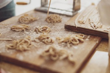 Evde makarna keskisiyle hamurdan erişte yapma işlemi.