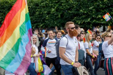 Dublin, İrlanda, 25 Haziran 2022. İrlanda gururu 2022 ana caddelerden birinde yürüyen insanlarla geçit töreni yapıyor. Yüksek kalite fotoğraf
