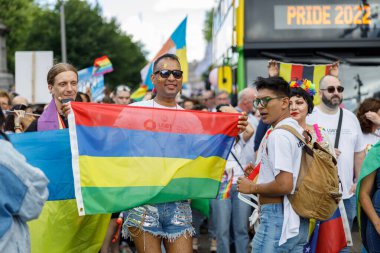Dublin, İrlanda, 25 Haziran 2022. İrlanda gururu 2022 şehrin ana caddelerinden birinde yürüyen insanlarla geçit töreni yapıyor. Yüksek kalite fotoğraf