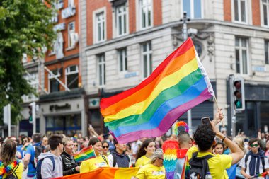 Dublin, İrlanda, 25 Haziran 2022. İrlanda gururu 2022 ana caddelerden birinde yürüyen insanlarla geçit töreni yapıyor. Yüksek kalite fotoğraf