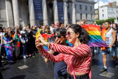 Dublin, İrlanda, 25 Haziran 2022. İrlanda gururu 2022 ana caddelerden birinde yürüyen insanlarla geçit töreni yapıyor. Yüksek kalite fotoğraf