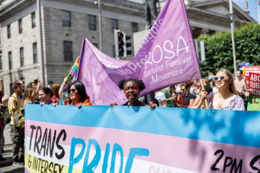 Dublin, İrlanda, 25 Haziran 2022. İrlanda gururu 2022 ana caddelerden birinde yürüyen insanlarla geçit töreni yapıyor. Yüksek kalite fotoğraf