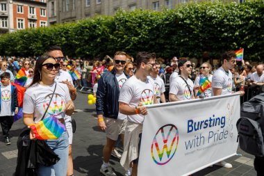 Dublin, İrlanda, 25 Haziran 2022. İrlanda gururu 2022 ana caddelerden birinde yürüyen insanlarla geçit töreni yapıyor. Yüksek kalite fotoğraf