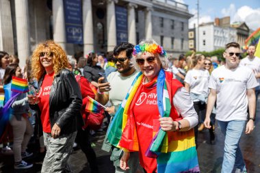 Dublin, İrlanda, 25 Haziran 2022. İrlanda gururu 2022 ana caddelerden birinde yürüyen insanlarla geçit töreni yapıyor. Yüksek kalite fotoğraf