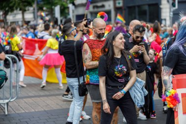 Dublin, İrlanda, 25 Haziran 2022. İrlanda gururu 2022 şehrin ana caddelerinden birinde yürüyen insanlarla geçit töreni yapıyor. Yüksek kalite fotoğraf