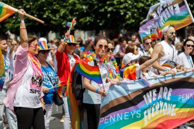 Dublin, İrlanda, 25 Haziran 2022. İrlanda gururu 2022 ana caddelerden birinde yürüyen insanlarla geçit töreni yapıyor. Yüksek kalite fotoğraf