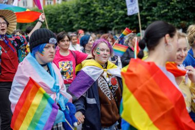 Dublin, İrlanda, 25 Haziran 2022. İrlanda gururu 2022 şehrin ana caddelerinden birinde yürüyen insanlarla geçit töreni yapıyor. Yüksek kalite fotoğraf