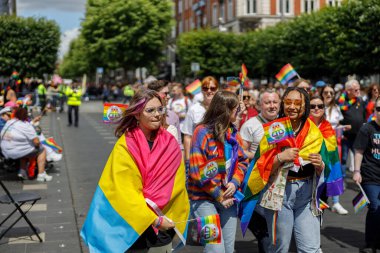 Dublin, İrlanda, 25 Haziran 2022. İrlanda gururu 2022 şehrin ana caddelerinden birinde yürüyen insanlarla geçit töreni yapıyor. Yüksek kalite fotoğraf