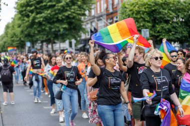 Dublin, İrlanda, 25 Haziran 2022. İrlanda gururu 2022 ana caddelerden birinde yürüyen insanlarla geçit töreni yapıyor. Yüksek kalite fotoğraf