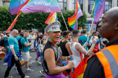 Dublin, İrlanda, 25 Haziran 2022. İrlanda gururu 2022 ana caddelerden birinde yürüyen insanlarla geçit töreni yapıyor. Yüksek kalite fotoğraf