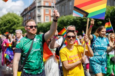 Dublin, İrlanda, 25 Haziran 2022. İrlanda gururu 2022 ana caddelerden birinde yürüyen insanlarla geçit töreni yapıyor. Yüksek kalite fotoğraf
