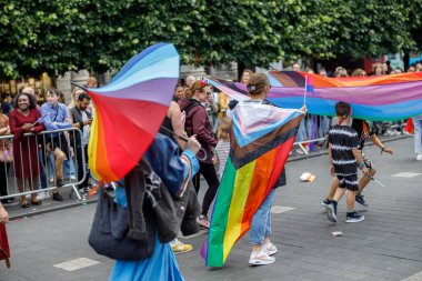 Dublin, İrlanda, 25 Haziran 2022. İrlanda gururu 2022 ana caddelerden birinde yürüyen insanlarla geçit töreni yapıyor. Yüksek kalite fotoğraf