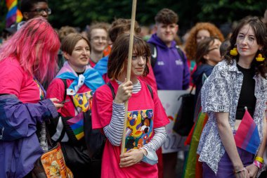 Dublin, İrlanda, 25 Haziran 2022. İrlanda gururu 2022 ana caddelerden birinde yürüyen insanlarla geçit töreni yapıyor. Yüksek kalite fotoğraf