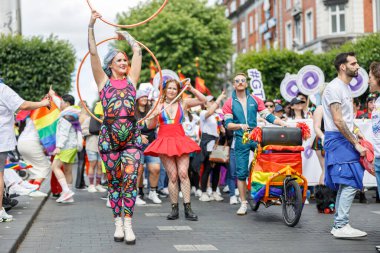 Dublin, İrlanda, 25 Haziran 2022. İrlanda gururu 2022 ana caddelerden birinde yürüyen insanlarla geçit töreni yapıyor. Yüksek kalite fotoğraf
