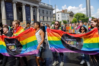 Dublin, İrlanda, 25 Haziran 2022. İrlanda gururu 2022 ana caddelerden birinde yürüyen insanlarla geçit töreni yapıyor. Yüksek kalite fotoğraf