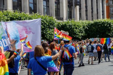 Dublin, İrlanda, 25 Haziran 2022. İrlanda gururu 2022 ana caddelerden birinde yürüyen insanlarla geçit töreni yapıyor. Yüksek kalite fotoğraf