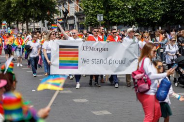 Dublin, İrlanda, 25 Haziran 2022. İrlanda gururu 2022 ana caddelerden birinde yürüyen insanlarla geçit töreni yapıyor. Yüksek kalite fotoğraf