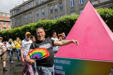 Dublin, İrlanda, 25 Haziran 2022. İrlanda gururu 2022 şehrin ana caddelerinden birinde yürüyen insanlarla geçit töreni yapıyor. Yüksek kalite fotoğraf