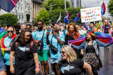 Dublin, İrlanda, 25 Haziran 2022. İrlanda gururu 2022 ana caddelerden birinde yürüyen insanlarla geçit töreni yapıyor. Yüksek kalite fotoğraf