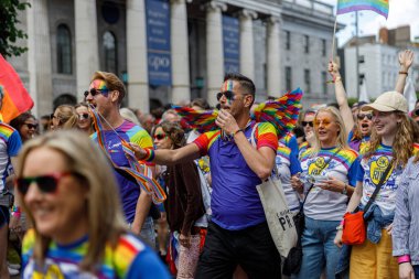 Dublin, İrlanda, 25 Haziran 2022. İrlanda gururu 2022 ana caddelerden birinde yürüyen insanlarla geçit töreni yapıyor. Yüksek kalite fotoğraf