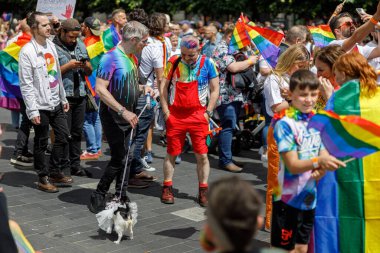 Dublin, İrlanda, 25 Haziran 2022. İrlanda gururu 2022 ana caddelerden birinde yürüyen insanlarla geçit töreni yapıyor. Yüksek kalite fotoğraf