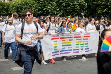 Dublin, İrlanda, 25 Haziran 2022. İrlanda gururu 2022 ana caddelerden birinde yürüyen insanlarla geçit töreni yapıyor. Yüksek kalite fotoğraf