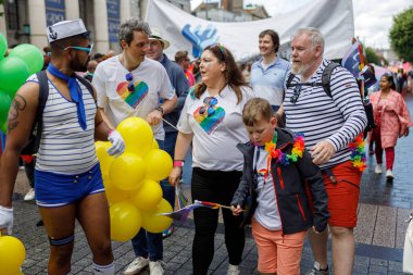 Dublin, İrlanda, 25 Haziran 2022. İrlanda gururu 2022 ana caddelerden birinde yürüyen insanlarla geçit töreni yapıyor. Yüksek kalite fotoğraf