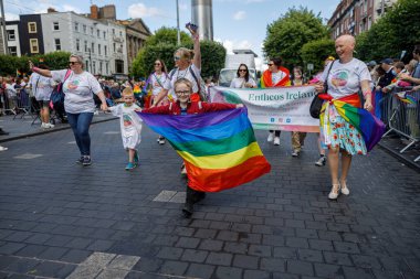 Dublin, İrlanda, 25 Haziran 2022. İrlanda gururu 2022 ana caddelerden birinde yürüyen insanlarla geçit töreni yapıyor. Yüksek kalite fotoğraf
