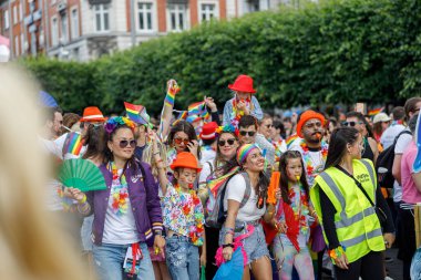 Dublin, İrlanda, 25 Haziran 2022. İrlanda gururu 2022 ana caddelerden birinde yürüyen insanlarla geçit töreni yapıyor. Yüksek kalite fotoğraf
