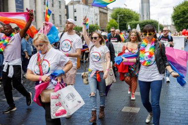 Dublin, İrlanda, 25 Haziran 2022. İrlanda gururu 2022 şehrin ana caddelerinden birinde yürüyen insanlarla geçit töreni yapıyor. Yüksek kalite fotoğraf
