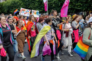 Dublin, İrlanda, 25 Haziran 2022. İrlanda gururu 2022 ana caddelerden birinde yürüyen insanlarla geçit töreni yapıyor. Yüksek kalite fotoğraf