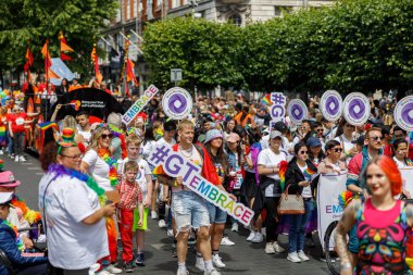 Dublin, İrlanda, 25 Haziran 2022. İrlanda gururu 2022 ana caddelerden birinde yürüyen insanlarla geçit töreni yapıyor. Yüksek kalite fotoğraf