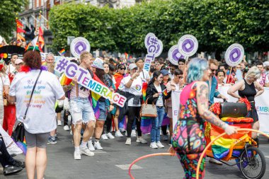 Dublin, İrlanda, 25 Haziran 2022. İrlanda gururu 2022 ana caddelerden birinde yürüyen insanlarla geçit töreni yapıyor. Yüksek kalite fotoğraf