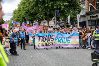 Dublin, İrlanda, 25 Haziran 2022. İrlanda gururu 2022 şehrin ana caddelerinden birinde yürüyen insanlarla geçit töreni yapıyor. Yüksek kalite fotoğraf