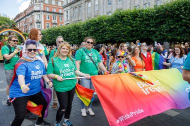 Dublin, İrlanda, 25 Haziran 2022. İrlanda gururu 2022 ana caddelerden birinde yürüyen insanlarla geçit töreni yapıyor. Yüksek kalite fotoğraf