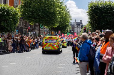 Dublin, İrlanda, 25 Haziran 2022. İrlanda gururu 2022 şehrin ana caddelerinden birinde yürüyen insanlarla geçit töreni yapıyor. Yüksek kalite fotoğraf