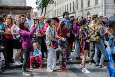 Dublin, İrlanda, 25 Haziran 2022. İrlanda gururu 2022 şehrin ana caddelerinden birinde yürüyen insanlarla geçit töreni yapıyor. Yüksek kalite fotoğraf