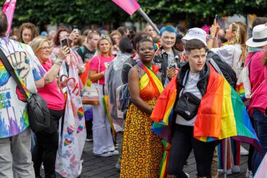 Dublin, İrlanda, 25 Haziran 2022. İrlanda gururu 2022 ana caddelerden birinde yürüyen insanlarla geçit töreni yapıyor. Yüksek kalite fotoğraf