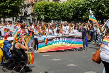 Dublin, İrlanda, 25 Haziran 2022. İrlanda gururu 2022 ana caddelerden birinde yürüyen insanlarla geçit töreni yapıyor. Yüksek kalite fotoğraf