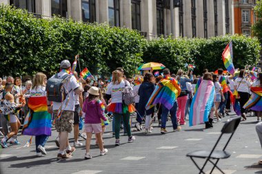Dublin, İrlanda, 25 Haziran 2022. İrlanda gururu 2022 ana caddelerden birinde yürüyen insanlarla geçit töreni yapıyor. Yüksek kalite fotoğraf