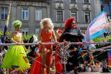Dublin, İrlanda, 25 Haziran 2022. İrlanda gururu 2022 ana caddelerden birinde yürüyen insanlarla geçit töreni yapıyor. Yüksek kalite fotoğraf