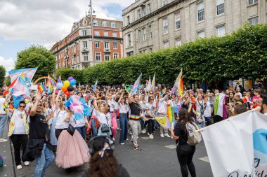 Dublin, İrlanda, 25 Haziran 2022. İrlanda gururu 2022 ana caddelerden birinde yürüyen insanlarla geçit töreni yapıyor. Yüksek kalite fotoğraf