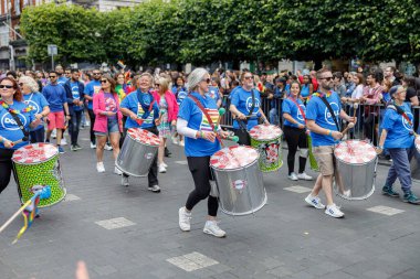 Dublin, İrlanda, 25 Haziran 2022. İrlanda gururu 2022 ana caddelerden birinde yürüyen insanlarla geçit töreni yapıyor. Yüksek kalite fotoğraf