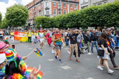 Dublin, İrlanda, 25 Haziran 2022. İrlanda gururu 2022 ana caddelerden birinde yürüyen insanlarla geçit töreni yapıyor. Yüksek kalite fotoğraf