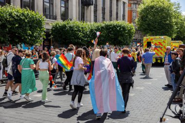 Dublin, İrlanda, 25 Haziran 2022. İrlanda gururu 2022 ana caddelerden birinde yürüyen insanlarla geçit töreni yapıyor. Yüksek kalite fotoğraf
