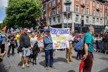 Dublin, İrlanda, 25 Haziran 2022. İrlanda gururu 2022 şehrin ana caddelerinden birinde yürüyen insanlarla geçit töreni yapıyor. Yüksek kalite fotoğraf